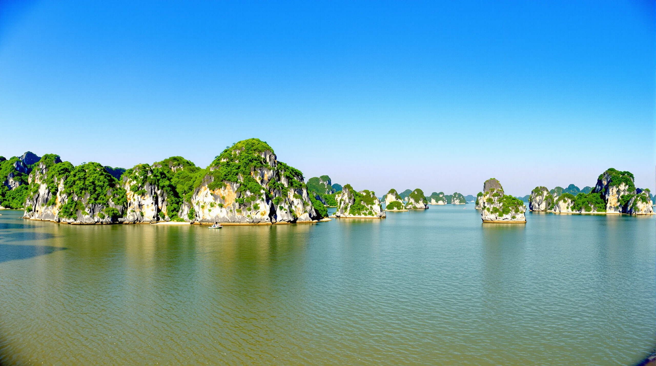 Panoramablick auf die Halong Bay Vietnam bei Sonnenuntergang mit Kalksteininseln